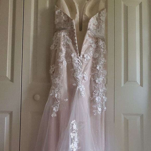 Stunning custom champagne & ivory gown with lace - Picture 9 of 16